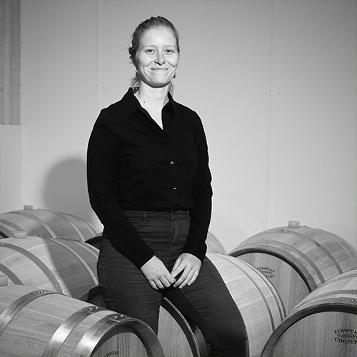 Laetitia Vankerkoven sur des tonneaux de vins